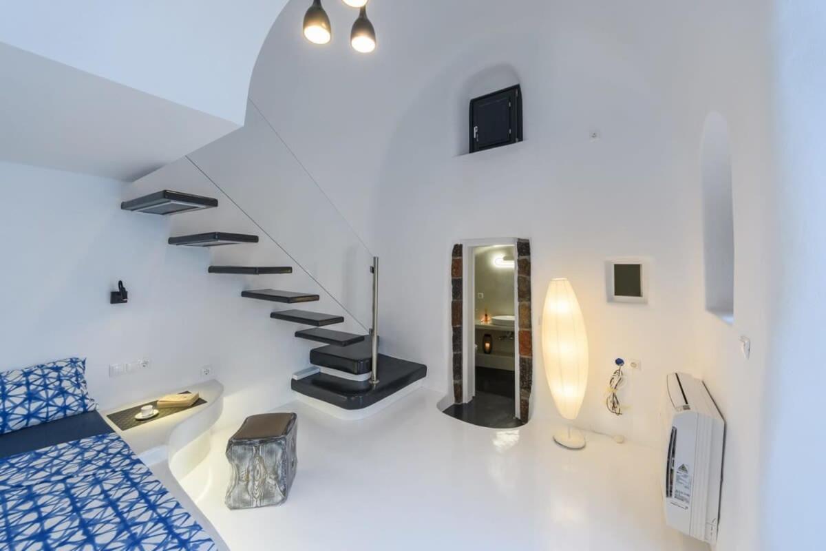 Santorini Traditional Apt With Private Hot Tub Daire Fira  Dış mekan fotoğraf