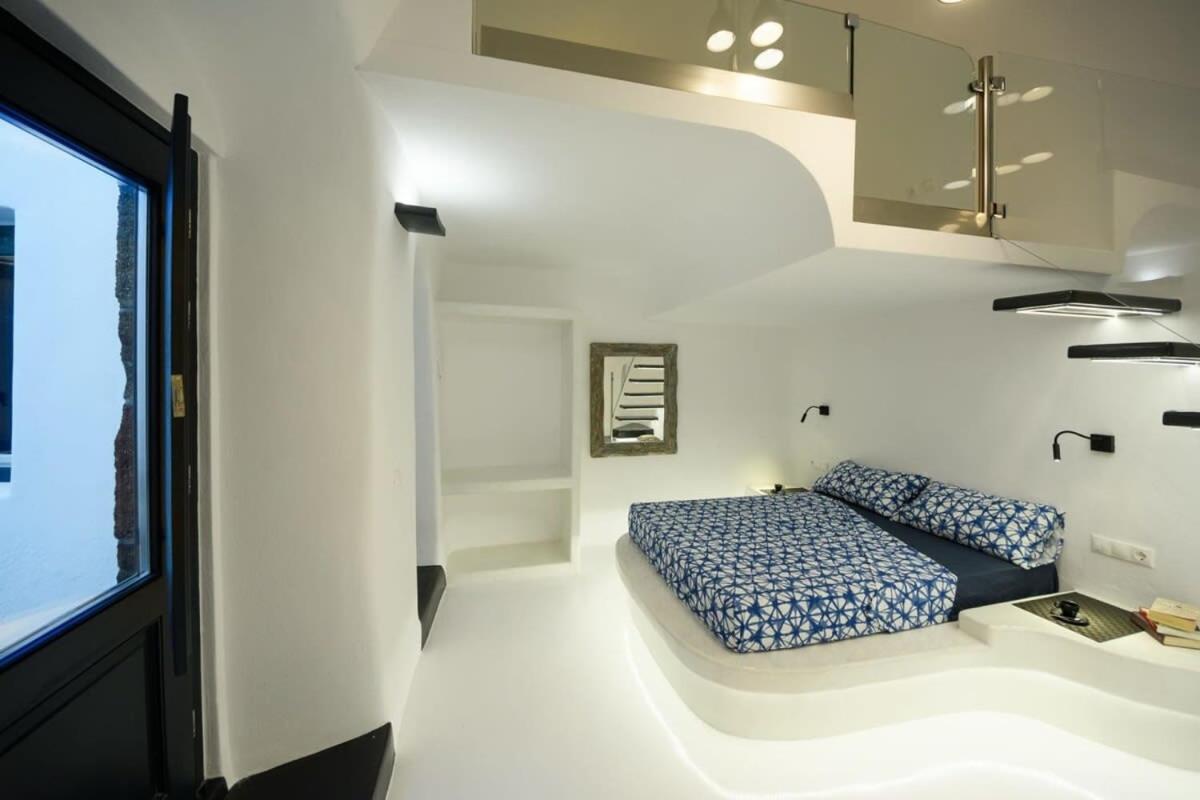 Santorini Traditional Apt With Private Hot Tub Daire Fira  Dış mekan fotoğraf