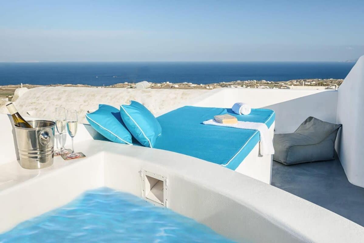 Santorini Traditional Apt With Private Hot Tub Daire Fira  Dış mekan fotoğraf