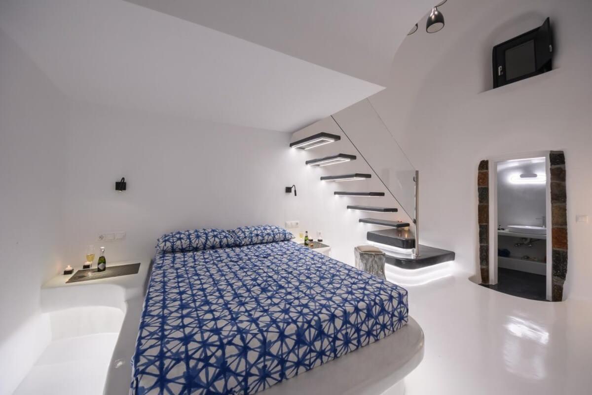 Santorini Traditional Apt With Private Hot Tub Daire Fira  Dış mekan fotoğraf