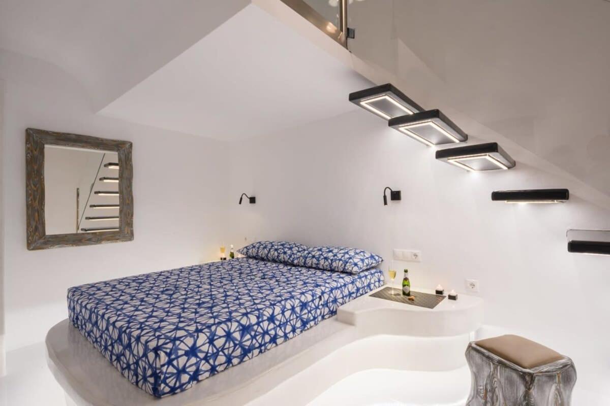 Santorini Traditional Apt With Private Hot Tub Daire Fira  Dış mekan fotoğraf