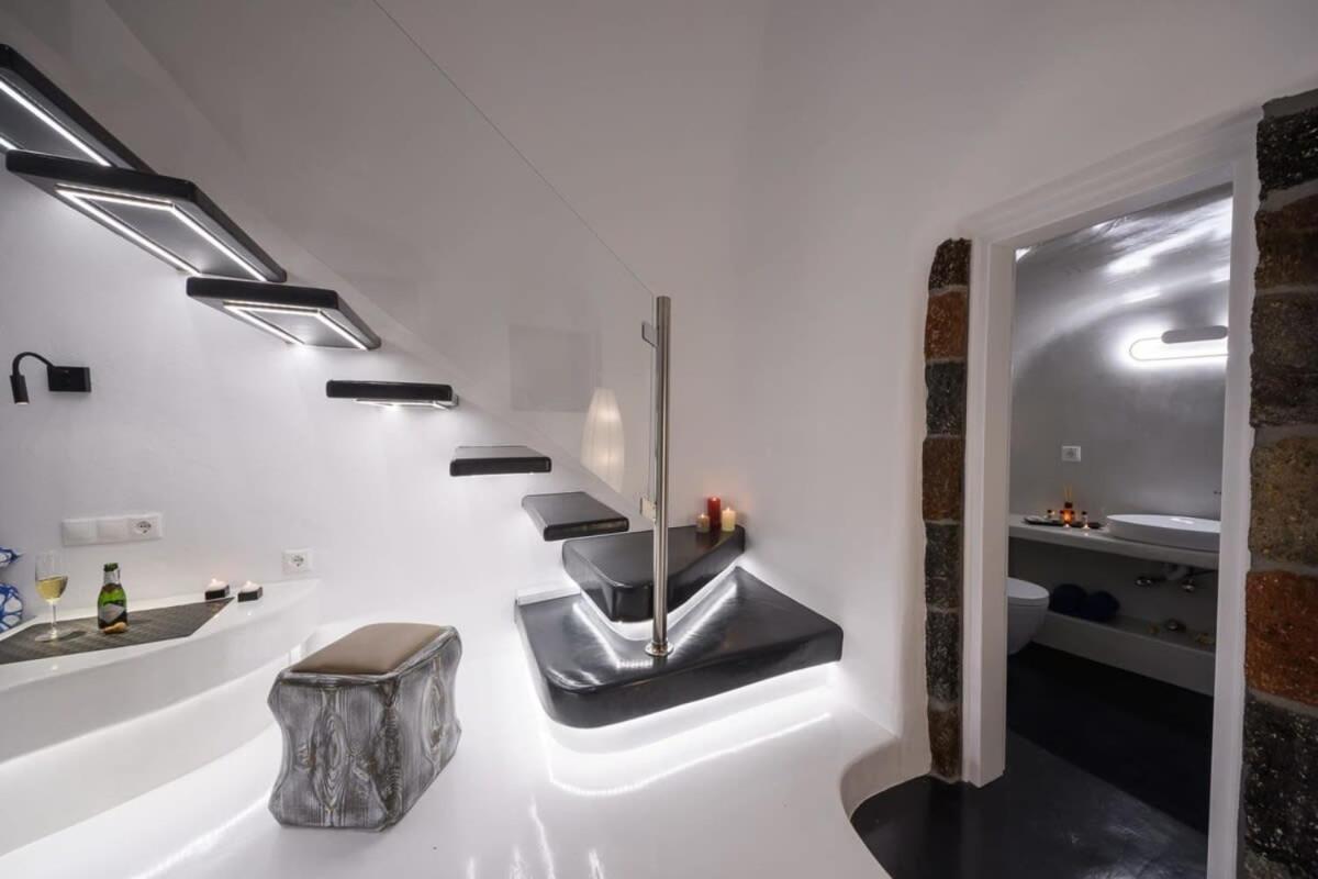Santorini Traditional Apt With Private Hot Tub Daire Fira  Dış mekan fotoğraf