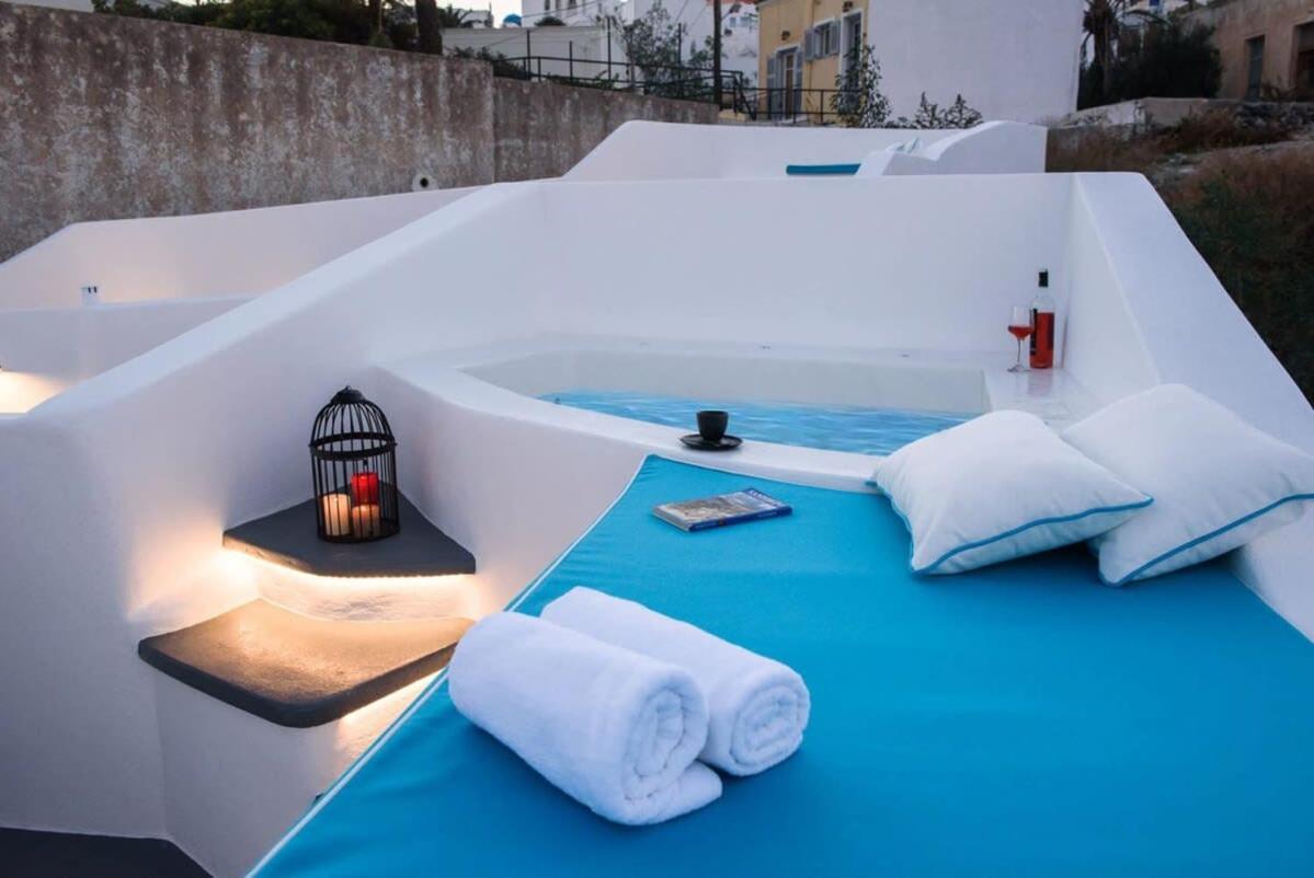 Santorini Traditional Apt With Private Hot Tub Daire Fira  Dış mekan fotoğraf