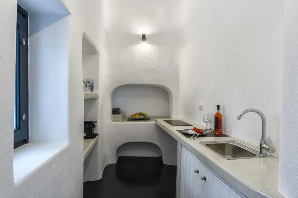 Santorini Traditional Apt With Private Hot Tub Daire Fira  Dış mekan fotoğraf
