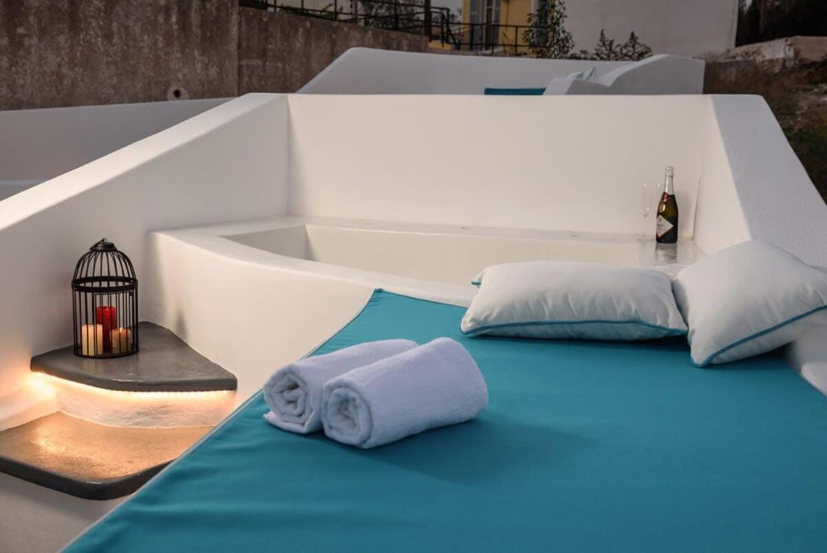 Santorini Traditional Apt With Private Hot Tub Daire Fira  Dış mekan fotoğraf