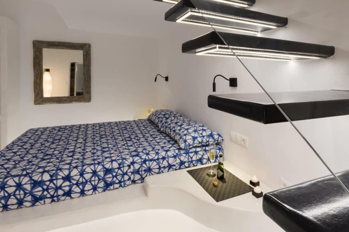 Santorini Traditional Apt With Private Hot Tub Daire Fira  Dış mekan fotoğraf