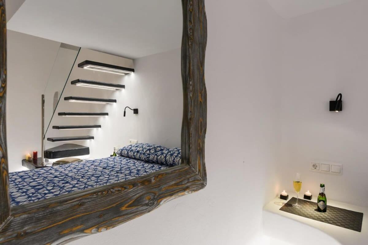 Santorini Traditional Apt With Private Hot Tub Daire Fira  Dış mekan fotoğraf